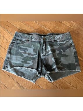 Women’s mine brand green camo denim shorts, fits like med